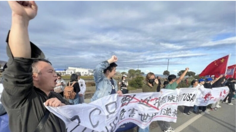 미국 샌프란시스코의 한 도로에 시진핑 반대 시위대(왼쪽)와 환영 인파(오른쪽 끝)가 서 있다. | 소셜미디어 화면 캡처   
