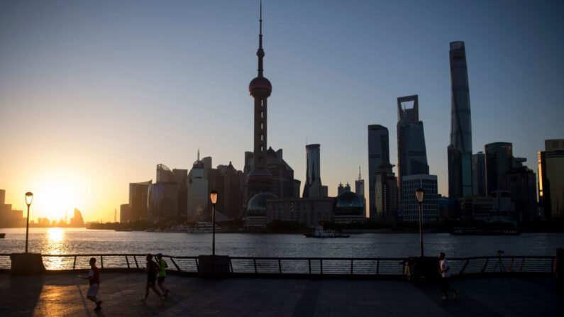 사람들이 중국 상하이 스카이라인을 배경으로 달리고 있다. 상하이는 중국의 경제 번영을 상징하는 도시지만, 중국 경제도 예전만 못하다는 평가가 나온다. | JOHANNES EISELE/AFP/Getty Images/연합뉴스