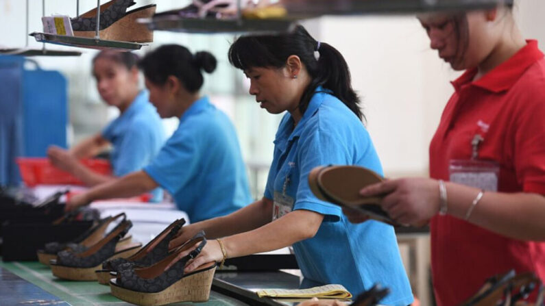 기사와 직접 관련 없는 자료 사진. 중국의 한 신발 생산공장. | GREG BAKER/AFP/Getty Images/연합뉴스