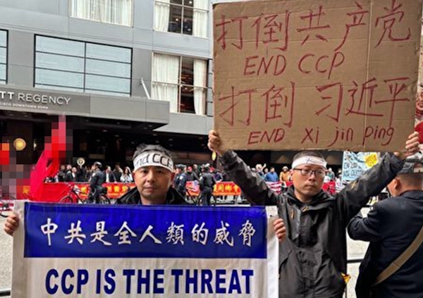 시진핑 방문기간, 중국 공산당에 반대하는 시위대가 ‘중공(CCP)는 위협’, ‘공산당 타도’라고 쓴 푯말을 들고 항의하고 있다. 2023.11.16 | SOH