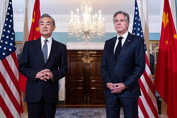 토니 블링컨 미 국무장관(오른쪽)과 왕이 중국 외교부장이 2023 년 10 월 26 일 워싱턴 국무부에서 회담에 앞서 기자들과 대화하고 있다. | Saul Loeb/AFP via Getty Images/연합