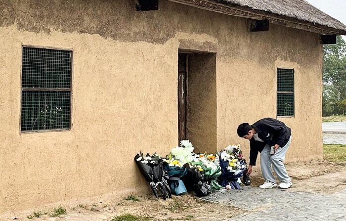 지난달 27일(현지 시간) 중국 안후이성에 있는 리커창 전 중국 총리의 옛 자택 앞에 현지 시민들이 꽃다발을 놓고 있다.｜Rebecca Bailey/AFP via Getty Images/연합뉴스