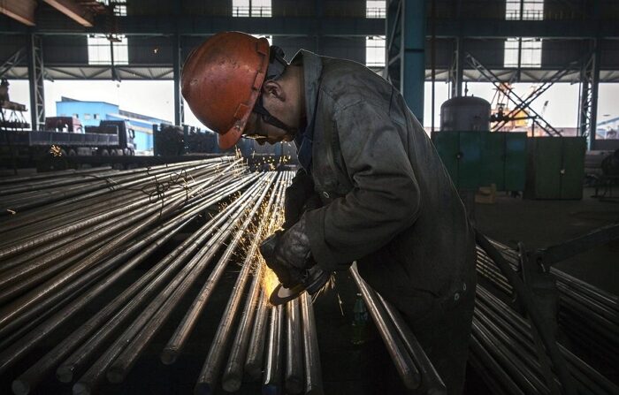 지난 2016년 5월 중국 장쑤성에서 한 근로자가 근무하고 있다.｜Kevin Frayer/Getty Images/연합뉴스