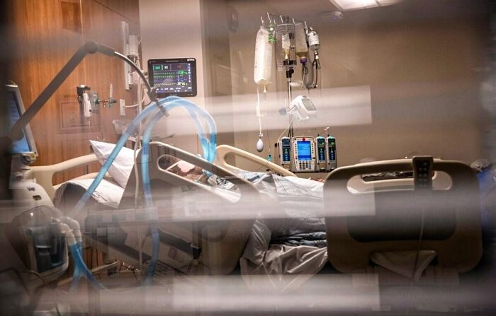 지난 2020년 4월 미국 코네티컷주 한 병원 중환자실에서 인공호흡기를 착용한 코로나19 환자가 병상에 누워 있다.｜John Moore/Getty Images/연합뉴스