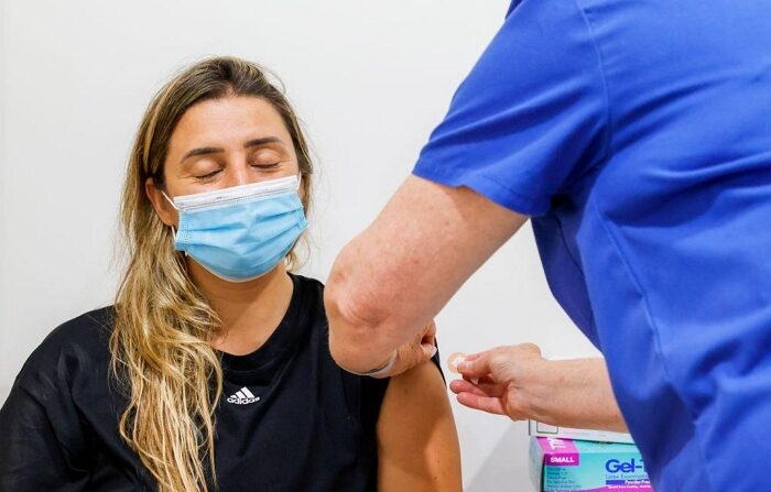 지난 2022년 1월 한 여성이 코로나19 백신을 접종받고 있다.｜Jenny Evans/Getty Images/연합뉴스