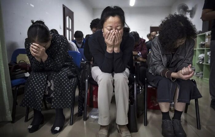 지난달 12일(현지 시간) 중국 베이징의 한 지하교회에서 현지 기독교인들이 예배를 드리고 있다.｜Kevin Frayer/Getty Images/연합뉴스