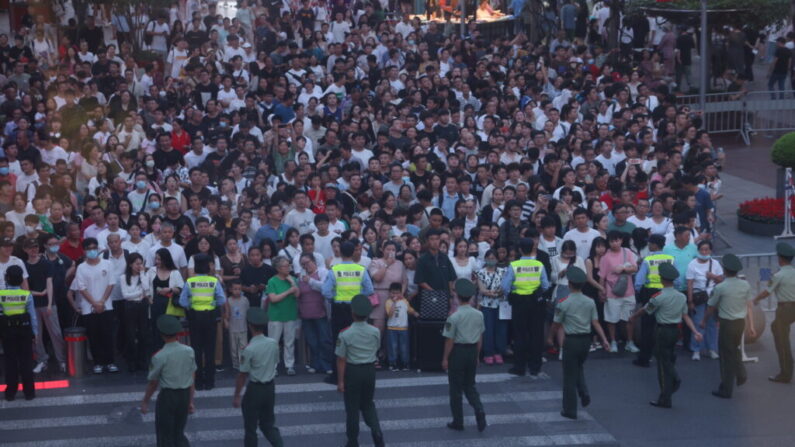 2023년 9월 29일 중국 상하이의 중추절 기간 동안 난징루 보행자 거리에서 무장 경찰이 통행을 통제하고 있다. | VCG/VCG via Getty Images
