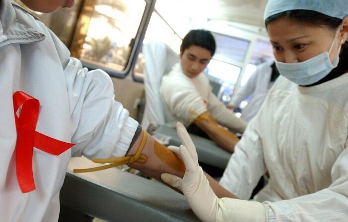 지난 2005년 12월 1일(현지 시간) 중국 청두에서 열린 세계 에이즈의 날 기념 헌혈 캠페인｜China Photos/Getty Images/연합뉴스