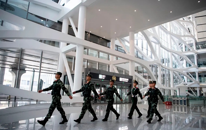 중국 베이징 다싱 국제공항에 파견된 중국 헌병대 모습｜Noel Celis /AFP via Getty Images/연합뉴스