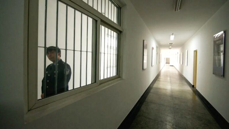 2012년 10월 25일, 중국 베이징 친청 교도소에서 한 교도관이 정부 가이드 투어를 진행하고 있다. | Ed Jones/AFP via Getty Images