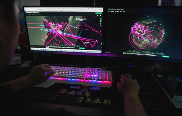 2020년 8월 4일, 중국 광둥성 둥관시에서 한 해커가 컴퓨터를 사용하고 있다. | Nicolas Asfouri/AFP via Getty Images