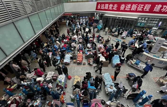 2023년 1월 13일, 중국 상하이의 한 병원에 설치된 임시 병상에서 의료진이 환자를 돌보고 있다. | Kevin Frayer/Getty Images