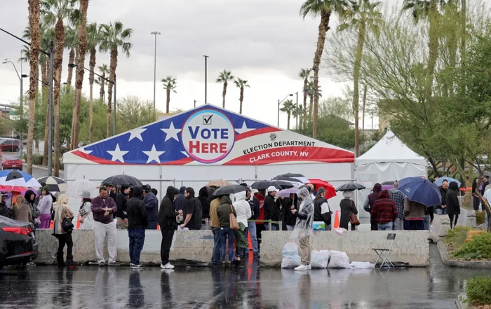 2022년 11월 8일, 미국 네바다주 라스베이거스의 한 쇼핑센터 주차장에 설치된 텐트에서 사람들이 투표하기 위해 줄을 서 있다. | Ethan Miller/Getty Images
