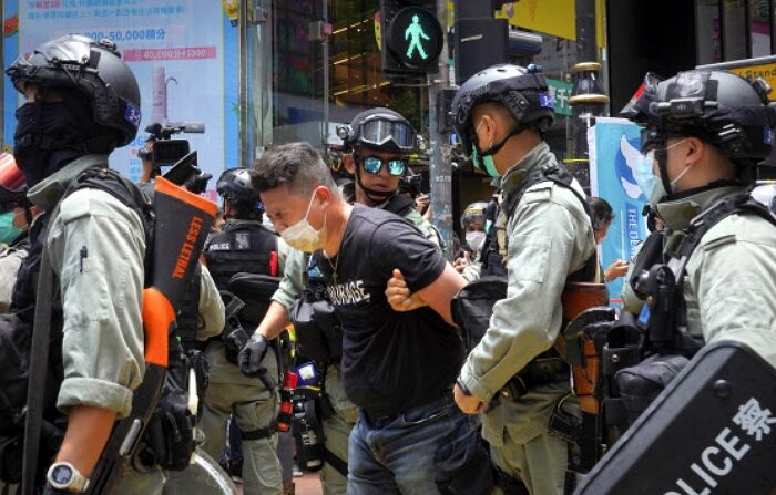 2020년 7월 1일, 홍콩 코즈웨이베이에서 홍콩 국가보안법 시행에 반대하는 집회에 참가한 시민이 경찰에 체포돼 끌려가고 있다. | 연합뉴스