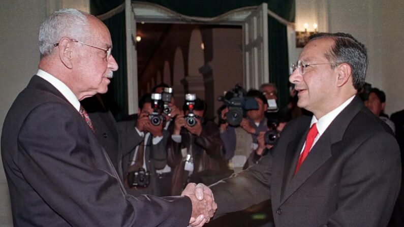 2000년 8월 3일, 볼리비아 라파스에서 열린 한 행사에서 우고 반세르 수아레스 당시 볼리비아 대통령(왼쪽)이 빅터 마누엘 로차 당시 볼리비아 주재 미국 대사(오른쪽)를 만나 악수를 하고 있다. | Reuters