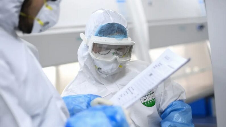 2020년 2월 6일, 중국 후베이성 우한시에 있는 중국 거대 바이오 회사 'BGI게노믹스'의 실험실에서 연구진들이 코로나19 검사를 위한 샘플 작업을 진행하고 있다. | STR/AFP via Getty Images