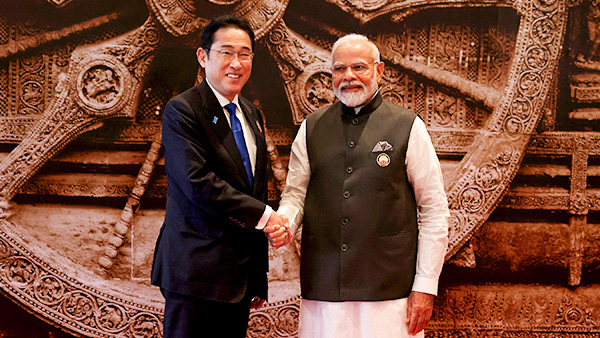 인도 나렌드라 모디 총리가 2023년 9월 9일 인도 뉴델리에서 열리는 G20 정상회의에 참석한 기시다 후미오 일본 총리를 환영하고 있다. | Dan Kitwood/Getty Images