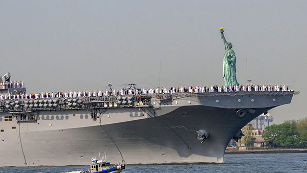 2023년 5월 24일 뉴욕항에서 열린 함대 주간에서 선원과 해병대원을 실은 미 해군 와스프급 강습상륙함 USS 바탕이 자유의 여신상을 지나가고 있다(기사 내용과 무관한 사진). | Angela Weiss/AFP via Getty Images=연합