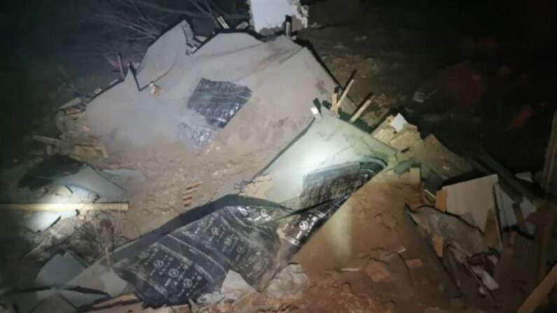 중국 간쑤성에서 발생한 지진으로 무너진 건물 잔해. | EBC.