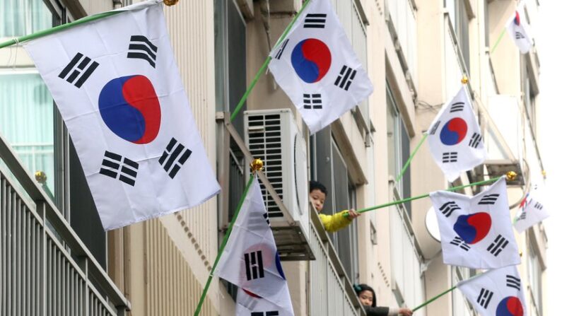 서울 성동구의 한 아파트에서 주민들이 3.1절을 맞아 각 가정에 태극기를 달고 있다. | 연합뉴스