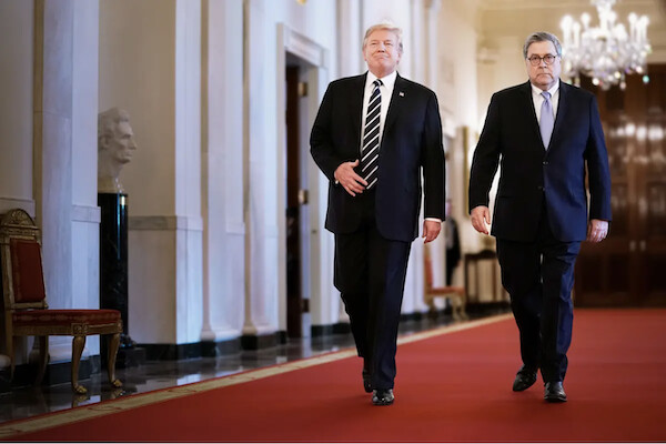 미국 백악관 복도를 걷고 있는 도널드 트럼프 전 대통령(왼쪽)과 윌리엄 바 법무장관. 2019년 5월 22일. | Chip Somodevilla/Getty Images