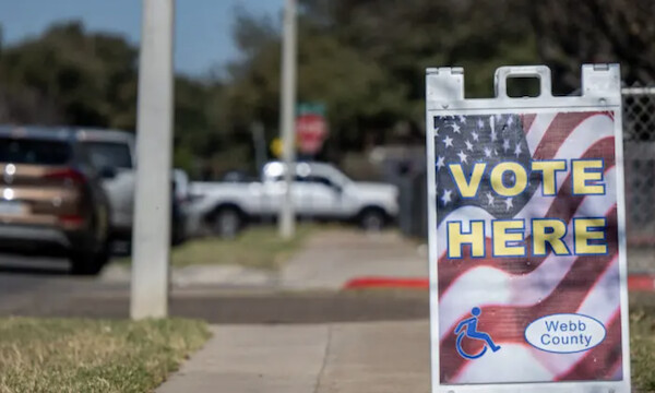 미국 텍사스의 라레도 지역의 투표소 앞에 투표소를 알리는 안내판에 세워져 있다. | Brandon Bell/Getty Images