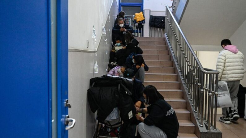2023년 11월 23일 베이징의 한 어린이 병원에 환자가 몰려 주사실 공간이 부족해지자 어린 환자들이 계단에서 수액주사를 맞고 있다. | JADE GAO/AFP via Getty Images/연합뉴스