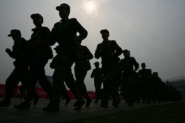 2008년 3월, 중공군이 쓰촨성 충칭의 한 기지에서 훈련을 하고 있는 모습. | China Photos/Getty Images