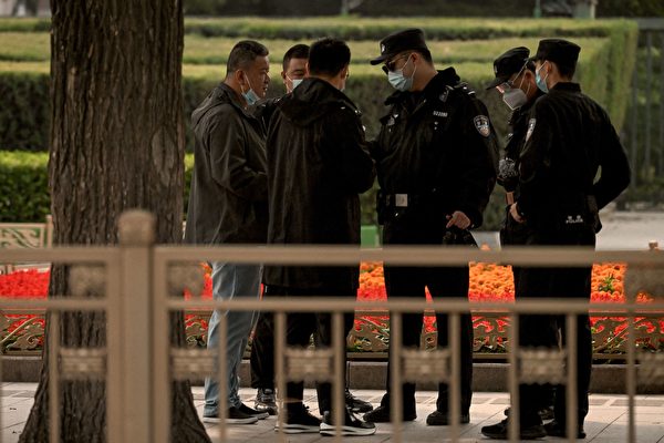 2022년 10월 13일 중국 경찰은 톈안먼 광장으로 향하는 행인들을 검문하고 있다. | Noel Celis/AFP via Getty Images/연합