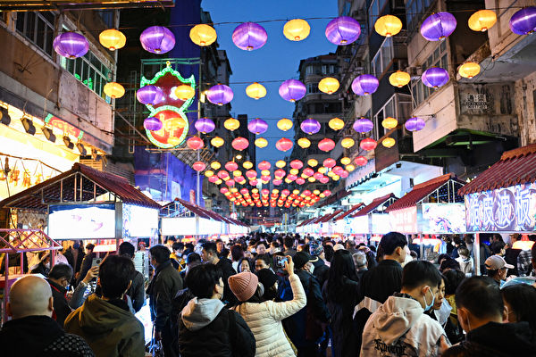 2024년 중국 경제는 ‘침체’에서 ‘불황’으로 전환될 것으로 보인다. 사진은 2023년 12월 20일 홍콩 템플스트리트 야시장 모습이다. | Peter Parks/AFP via Getty Images/연합
