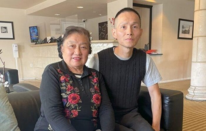 '자연스러운 죽음: 중국 국영 고아원의 치명적인 방치 정책'의 저자 장슈윈(왼쪽)과 장애인 인권운동가 위에이(오른쪽)｜네이슨 수/에포크타임스