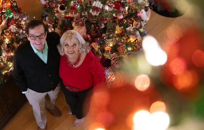 지난 12일(현지 시간) 내쉬 부인 가족이 미국 캘리포니아에 있는 자택의 크리스마스 장식 앞에 서 있다.｜John Fredricks/에포크타임스