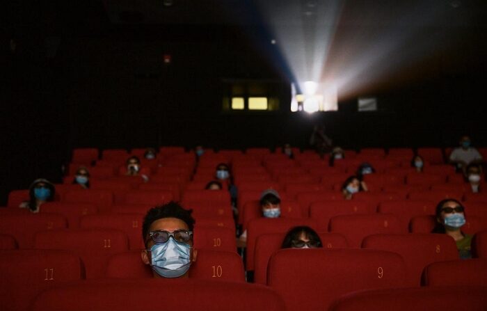 중국 수도 베이징에서 영화관 상영이 다시 허용된 첫날이었던 지난 2020년 7월 24일(현지 시간), 관객들이 마스크를 착용하고 극장에서 영화를 관람하고 있는 모습｜Kevin Frayer/Getty Images/연합뉴스