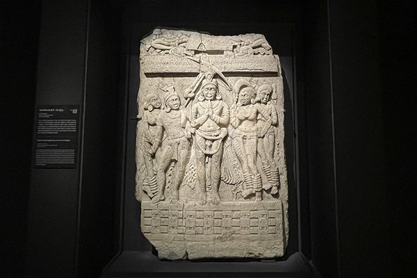 ‘사타바하나의 왕과 그의 시종들’(1세기 후반). 석회암, 영국 영국박물관 소장 | 류시화/에포크타임스