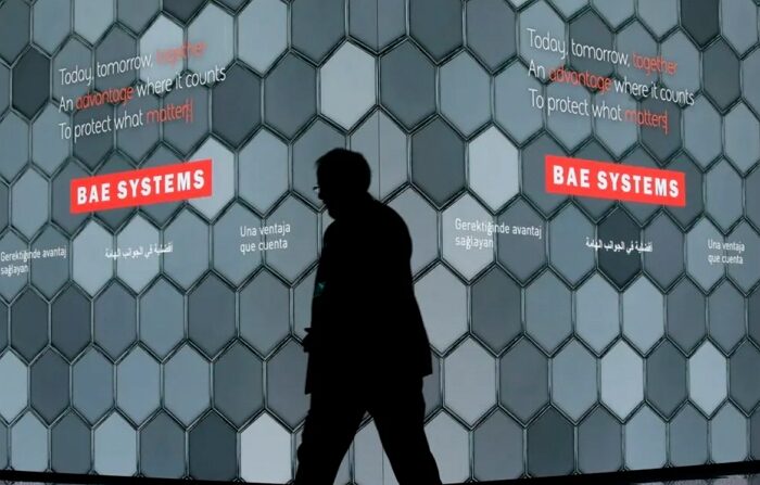 2018년 7월 16일, 영국 판버러에서 열린 판버러 에어쇼에서 한 남성이 BAE 시스템즈 샬레의 스크린 앞을 지나가고 있다. | Matt Dunham/AP/연합