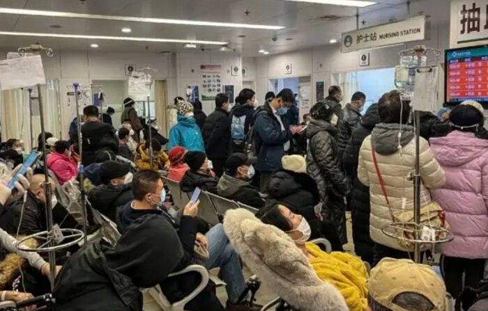 2023년 1월 3일, 중국 베이징의 한 병원에서 사람들이 치료를 받기 위해 기다리고 있다. | Jade Gao/AFP via Getty Images/연합뉴스