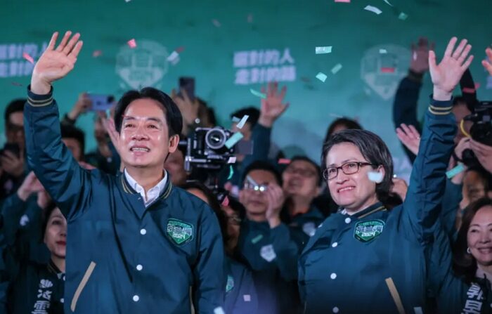 대만 총통 선거에서 승리한 라이칭더(왼쪽) 민진당 총통 후보와 샤오메이친(오른쪽) 부총통 후보가 손을 흔들고 있다. | Annabelle Chih/Getty Images