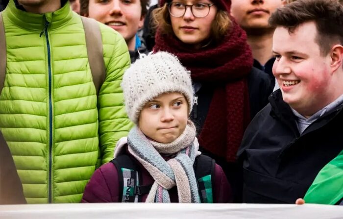 스웨덴의 기후 운동가 그레타 툰베리(가운데)가 2020년 2월 21일 독일 함부르크에서 기후위기를 경고하는 시위에 참여하고 있다. | Morris Mac Matzen/AFP/Getty Images