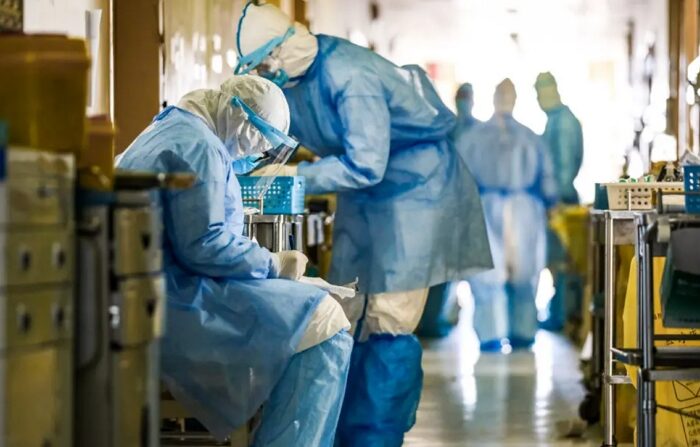 2020년 2월 16일, 중국 후베이성 우한시의 한 병원에서 의료진들이 근무하고 있다. | AFP via Getty Images