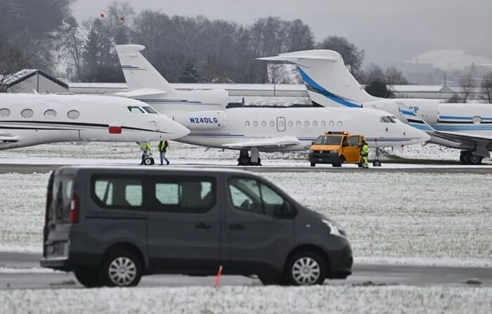 2023년 1월 18일, 스위스 취리히 동쪽의 두벤도르프 공군기지에 비행기가 주기돼 있다. | Sebastien Bozon/AFP via Getty Images