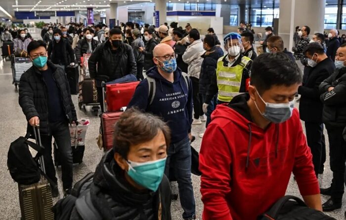 2023년 1월 8일, 중국 상하이 푸둥국제공항의 국제선 도착 구역에서 승객들이 대기하고 있다. | Hector Retamal/AFP via Getty Images