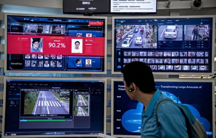 2019년 4월 26일, 중국 광둥성 선전시에 있는 화웨이 반톈 캠퍼스 모니터에 안면 인식 및 인공지능(AI) 기술 관련 자료가 보인다. | Kevin Frayer/Getty Images