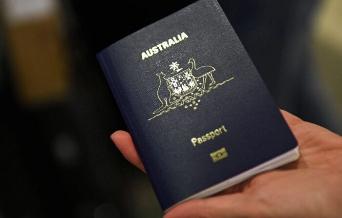 2021년 11월 1일, 미국 캘리포니아주의 로스앤젤레스 국제공항에서 한 여행객이 호주 여권을 제시하고 있다. | Patrick T. Fallon/AFP via Getty Images