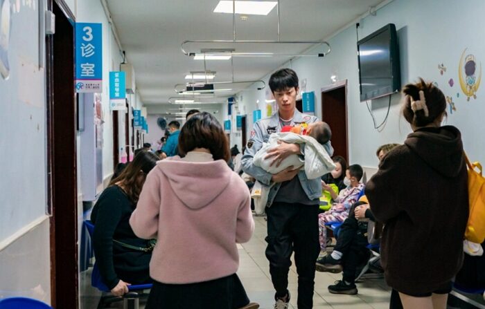 2023년 11월 23일, 중국 충칭시의 한 어린이 병원에서 호흡기 질환에 걸린 어린이와 부모들이 진료를 받기 위해 대기하고 있다. | CFOTO/Future Publishing via Getty Images