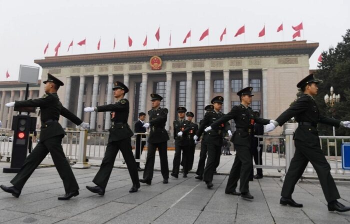 2017년 10월 25일, 중국 베이징에서 제19차 중국공산당 전국대표대회가 열리기 전 중국 군인들이 인민대회당 외부에서 행진하고 있다. | GREG BAKER/AFP via Getty Images/연합뉴스