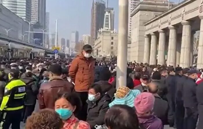 2023년 2월 15일, 중국 후베이성 우한시에서 사람들이 의료보험 삭감에 항의하는 시위를 벌이고 있다. | Screenshot via The Epoch Times