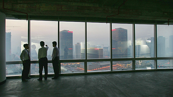 중국 베이징, 한 중국 남성이 새로 개발된 오피스 빌딩에서 창밖을 바라보고 있다(기사 내용과 무관한 사진). | Cancan Chu/GettyImages
