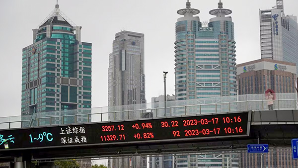 2023년 3월 17일 중국 상하이 루자쭈이금융무역구 전광판에 중국 주가 지수가 표시되고 있다. | 로이터=연합