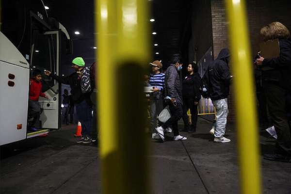 이민을 희망하며 불법으로 국경을 넘은 사람들이 미국 텍사스에서 뉴욕행 버스에 탑승하고 있다. | 로이터/연합