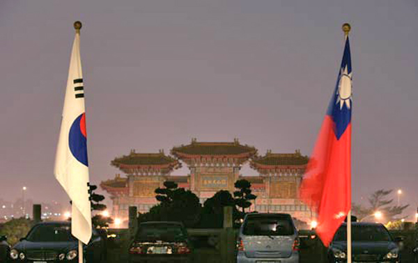 대만 타이베이 시내의 한 호텔 앞에 걸린 대한민국 국기와 중화민국의 청천백일만지홍기. | 스타엠